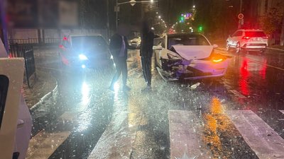 Фото з місця аварії, яка на перехресті вулиць Героїв Майдану-Садова у Чернівцях