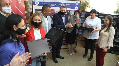Сільські бібліотеки Хмельницької міської громади отримали комп'ютерну техніку за проєктом Мінцифри. Фото: Суспільне. Поділля. Сільські бібліотеки Хмельницької міської громади отримали комп'ютерну техніку за проєктом Мінцифри. Фото: Суспільне. Поділля.
