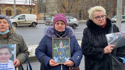 "Наші серця розриваються". Родичі полонених влаштували акцію під посольством РФ