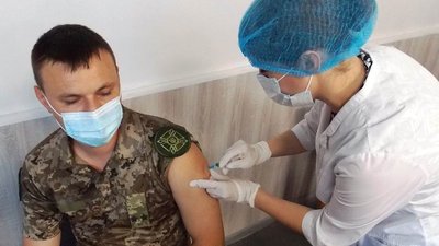 У двох колоніях на Харківщині почали вакцинувати працівників проти COVID У двох колоніях на Харківщині почали вакцинувати працівників проти COVID