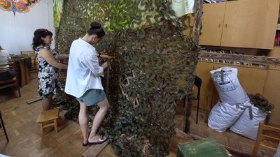 У центрі Луцька плели маскувальні сітки для військових У центрі Луцька плели маскувальні сітки для військових