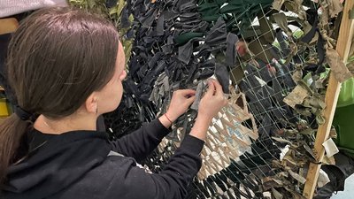 Тернополяни плетуть маскувальні сітки Тернополяни плетуть маскувальні сітки