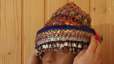 На Івано-Франківщині виготовляють традиційний гуцульський убір — чільце На Івано-Франківщині виготовляють традиційний гуцульський убір — чільце