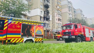 Під час пожежі в багатоповерхівці в Калуші евакуювали 11 людей Під час пожежі в багатоповерхівці в Калуші евакуювали 11 людей