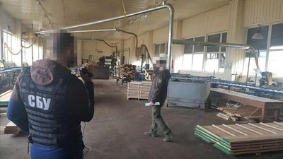 Підприємство з Кіровоградщини незаконно експортувало деревину через підсанкційні компанії Фірташа – СБУ Підприємство з Кіровоградщини незаконно експортувало деревину через підсанкційні компанії Фірташа – СБУ