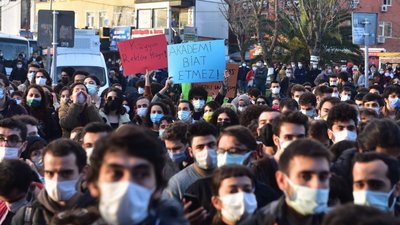 У Турречині протести студентів проти призначення ректора переросли в сутички з поліцією У Турречині протести студентів проти призначення ректора переросли в сутички з поліцією