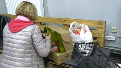 Їжа, одяг та ліки: як у Франківську студенти-волонтери допомагають переселенцям Їжа, одяг та ліки: як у Франківську студенти-волонтери допомагають переселенцям