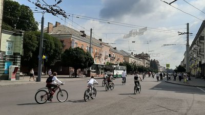 У День Незалежності більше сотні лучан одягли вишиванки і пересіли на велосипеди У День Незалежності більше сотні лучан одягли вишиванки і пересіли на велосипеди