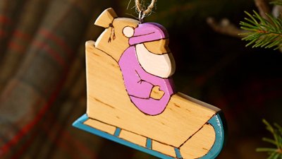 Прикарпатські ветерани АТО виготовляють екологічні новорічні прикраси