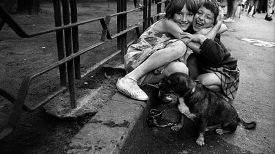Фото Олександра Глядєлова "Вуличні дівчата — двоюрідні сестри"