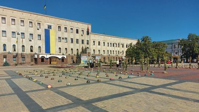 У Кропивницькому на центральній площі виставили 207 розмальованих касок
