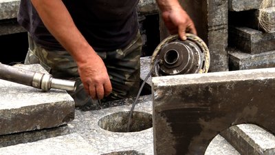 Більше 10 тисяч гривень витратять на ремонт фонтану, що на вулиці Михайлівській у Житомирі Більше 10 тисяч гривень витратять на ремонт фонтану, що на вулиці Михайлівській у Житомирі