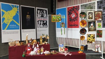 У музеї також працює виставкова зала, де відвідувачі знайомляться з сучасним мистецтвом та творчістю краян. Фото: Суспільне Поділля У музеї також працює виставкова зала, де відвідувачі знайомляться з сучасним мистецтвом та творчістю краян. Фото: Суспільне Поділля