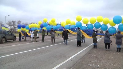 На Херсонщині на КПВВ "Каланчак" у небо підняли 20-метровий прапор України На Херсонщині на КПВВ "Каланчак" у небо підняли 20-метровий прапор України