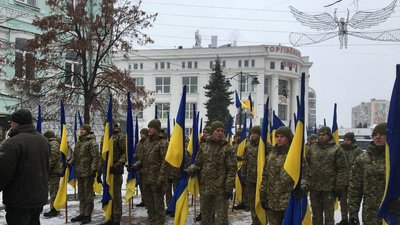 У середмісті Хмельницького до Дня Соборності розгорнули 100-метровий стяг