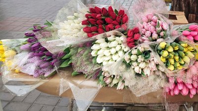 Вартість святкового букета на квітковому ринку у Черкасах