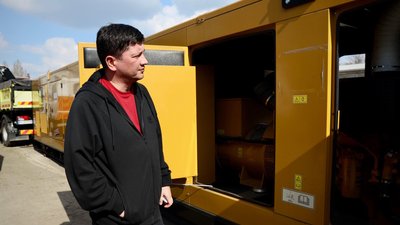 Очільник Миколаївської ОВА Віталій Кім оглядає генератори, які передала Німеччина для регіону Очільник Миколаївської ОВА Віталій Кім оглядає генератори, які передала Німеччина для регіону