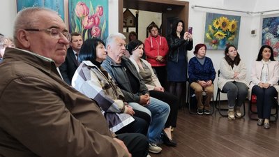 Учасники заходу погашення конверта й марки з нагоди 125-річчя галицького турне Соломії Крушельницької Учасники заходу погашення конверта й марки з нагоди 125-річчя галицького турне Соломії Крушельницької