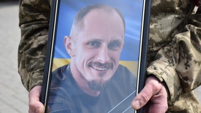 У Луцьку попрощалися з 45-річним командиром евакуаційного взводу Дмитром Гуцаленком У Луцьку попрощалися з 45-річним командиром евакуаційного взводу Дмитром Гуцаленком