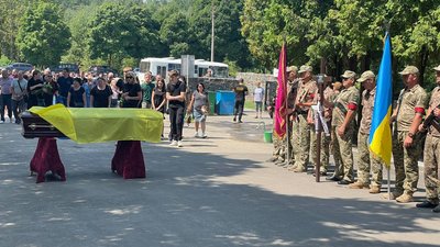 "Дякуємо йому за те, що він нас захищав". У Сумах в останню путь провели загиблого військовослужбовця Максима Литовченка "Дякуємо йому за те, що він нас захищав". У Сумах в останню путь провели загиблого військовослужбовця Максима Литовченка