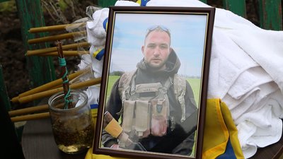 "На війну пішли п’ятеро чоловіків з родини". На Буковині попрощались з загиблим військовим Віктором Домітращуком