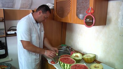 Овочі та фрукти на ринку "Східний" у Житомирі на вміст нітратів перевіряють щоранку Овочі та фрукти на ринку "Східний" у Житомирі на вміст нітратів перевіряють щоранку