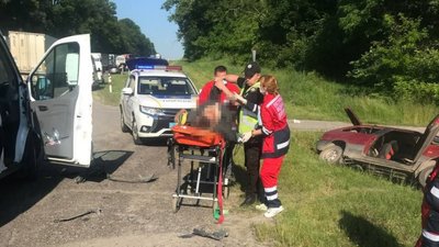 На трасі Київ-Чоп перевернулася вантажівка з цистерною: рух ускладнений