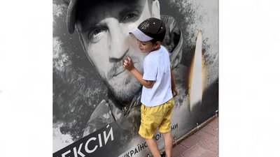 Чотирирічний Назарій обіймає куб з портретом свого батька Олексія Яніна на Алеї Героїв. Чотирирічний Назарій обіймає куб з портретом свого батька Олексія Яніна на Алеї Героїв.