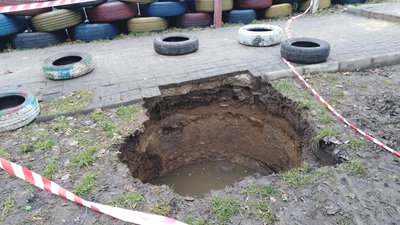 У Миколаєві біля пішохідної доріжки утворилось двометрове провалля У Миколаєві біля пішохідної доріжки утворилось двометрове провалля