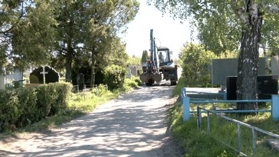 Комунальна техніка на кладовищі Комунальна техніка на кладовищі