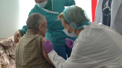 Друга доза: на Хмельниччині ревакцинують підопічних та працівників інтернатів від COVID-19