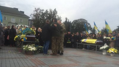 У Рівному попрощалися із Антоном Кравчуком і Миколою Шевчиком, які загинули у боях на Харківщині У Рівному попрощалися із Антоном Кравчуком і Миколою Шевчиком, які загинули у боях на Харківщині