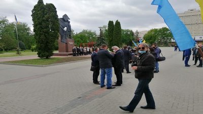 До Дня Героїв тернополяни поклали квіти до стели "Загинули за волю України" До Дня Героїв тернополяни поклали квіти до стели "Загинули за волю України"