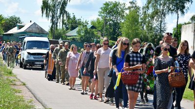 На Чернігівщині попрощалися з двома захисниками України На Чернігівщині попрощалися з двома захисниками України