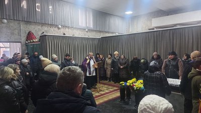Загинув за місяць на передовій: у Хмельницькому попрощалися із Віктором Вавринчуком Загинув за місяць на передовій: у Хмельницькому попрощалися із Віктором Вавринчуком