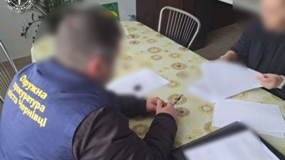 Підозра експрацівнику центру стерилізації у Чернівцях