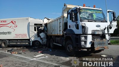Вантажівка в'їхала в авто шляховиків: що відомо про потрійну ДТП на Рівненщині Вантажівка в'їхала в авто шляховиків: що відомо про потрійну ДТП на Рівненщині