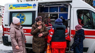Мешканці зруйнованого будинку біля карети "швидкої" Мешканці зруйнованого будинку біля карети "швидкої"