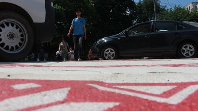 У Чернівцях зафарбують "вишитий" пішохідний перехід