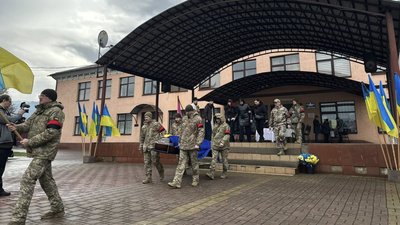 На Закарпатті попрощалися із полеглим захисником Павлом Гриньком На Закарпатті попрощалися із полеглим захисником Павлом Гриньком