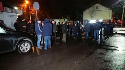 На Центральному ринку Луцька підприємці усю ніч стережуть майно На Центральному ринку Луцька підприємці усю ніч стережуть майно