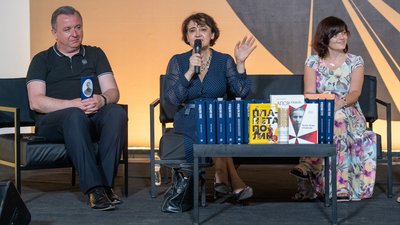 Перемоги й поразки "Книжкового Арсеналу": без тисняви, з музикою, але в пилюці й під сонцем Перемоги й поразки "Книжкового Арсеналу": без тисняви, з музикою, але в пилюці й під сонцем