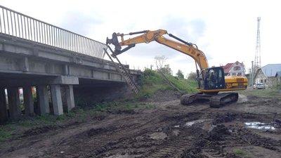 Біля Куцеволівки в Олександрійському районі ремонтують міст Біля Куцеволівки в Олександрійському районі ремонтують міст
