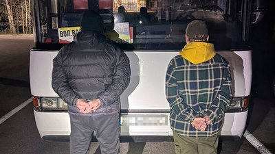 У багажнику пасажирського автобуса на ПП "Ягодин" затримали двох чоловіків У багажнику пасажирського автобуса на ПП "Ягодин" затримали двох чоловіків