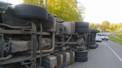 На Черкащині перекинулась вантажівка. Водій травмувався