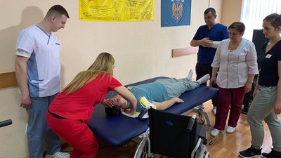 "Ми живемо в умовах війни, багато хлопців потребують нашої допомоги": у Вінниці проходить тренінг для реабілітологів