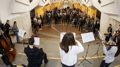 "Концерт поміж вибухів": музиканти Kharkiv Music Fest зіграли для харків'ян в метро