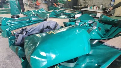 У Дніпрі волонтери виготовляють для військових герметичні водонепроникні мішки