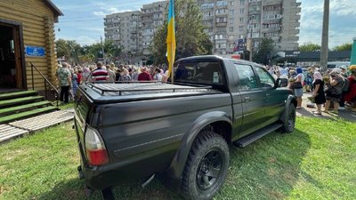 Пікап для ЗСУ: в Черкасах представники православного храму передали автівку захисникам України