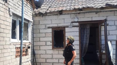 поліція працює на місці обстрілу, Нікополь, атаки РФ